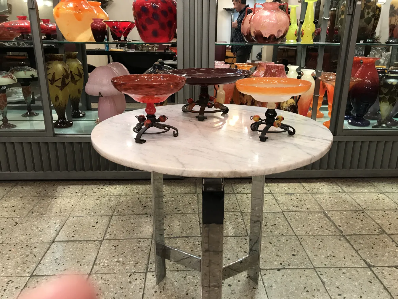 Verre magnifique avec base décorative et couleurs vives dans un cadre antique.