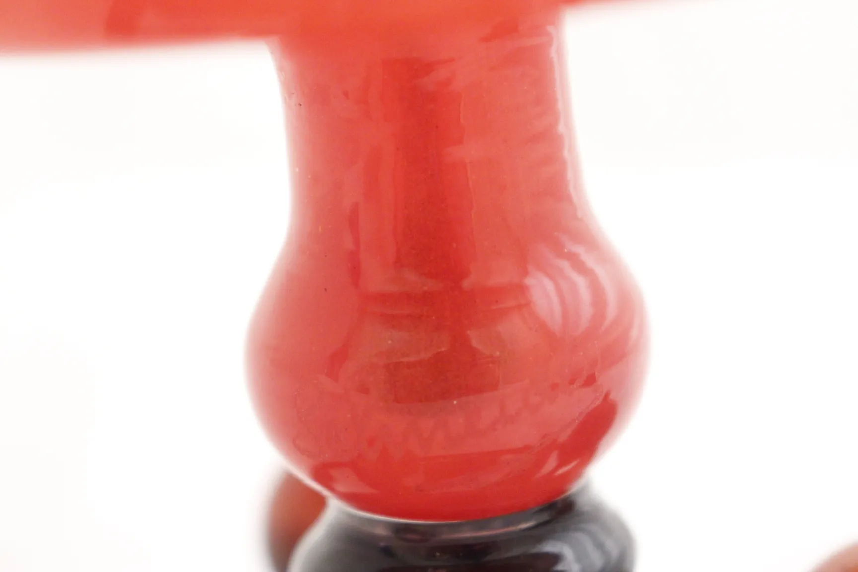 Vetro firmato Schneider in tonalità rosse e nere, antiquariato decorativo.