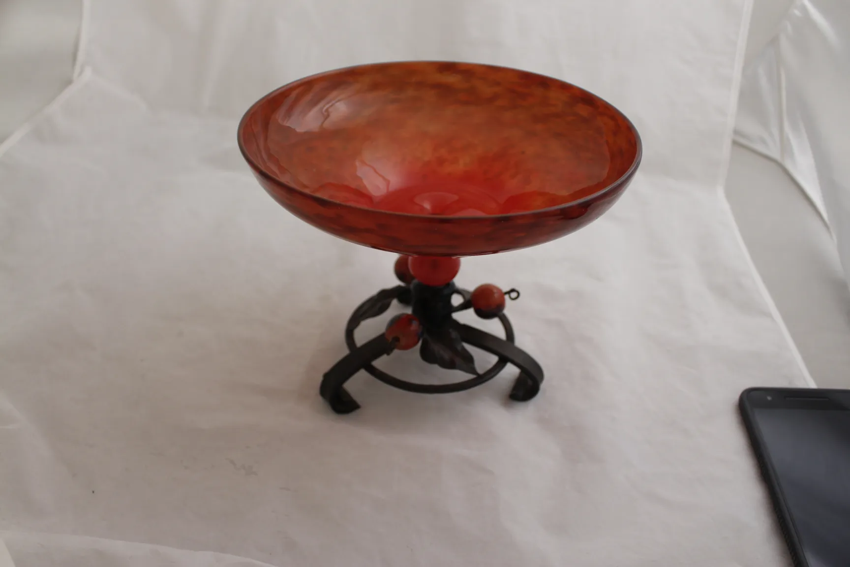 Recipiente de vidrio firmado por Schneider con base decorativa