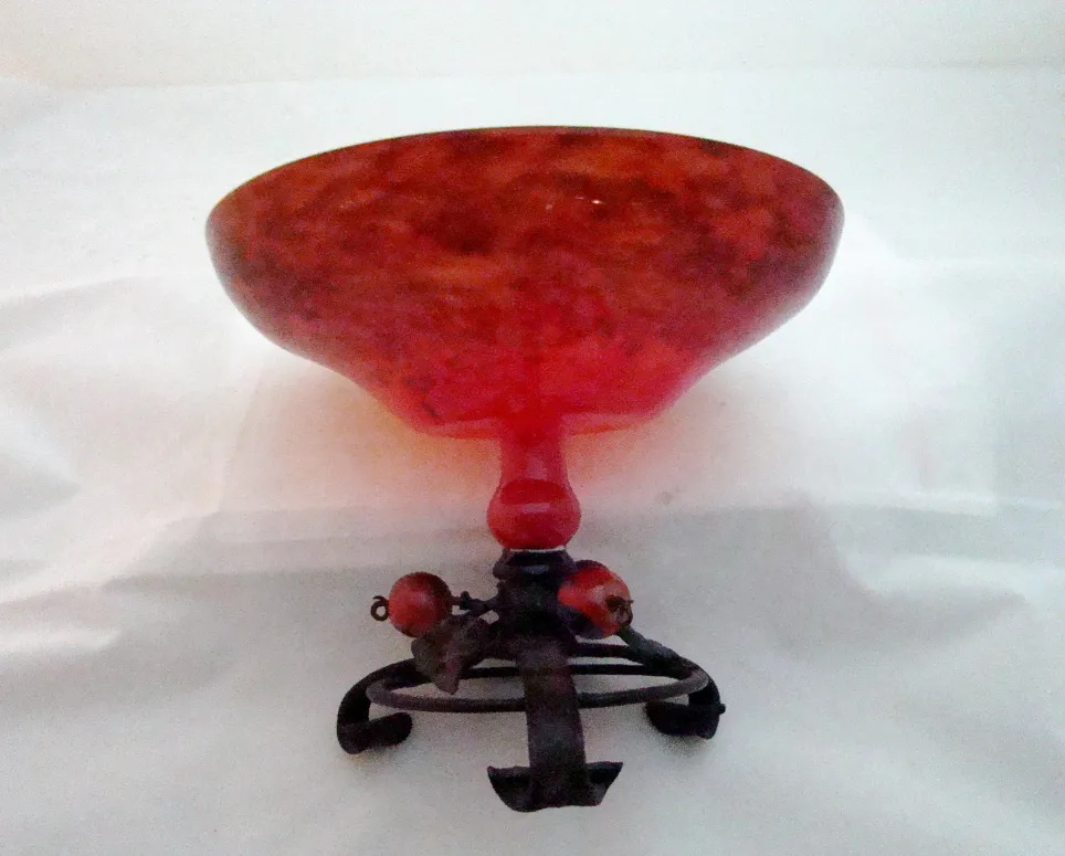 Verre ancien signé par Schneider en rouge avec base décorative