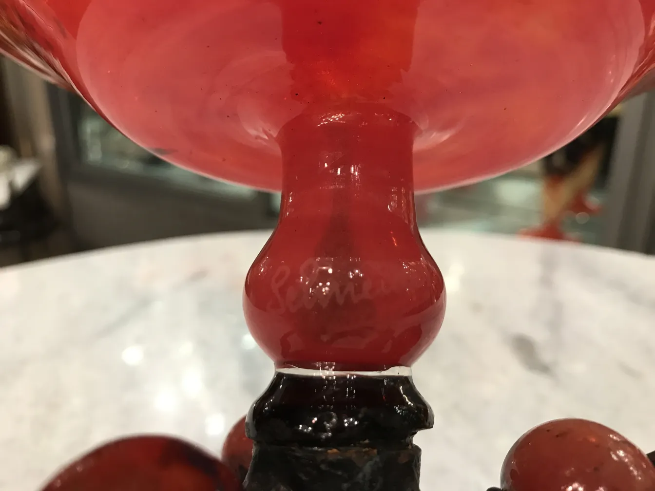 Vetro antico firmato da Schneider in rosso, design elegante.