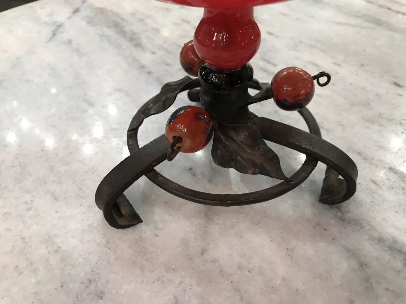 signiertes Glas mit vintage Dekoration und roten Details