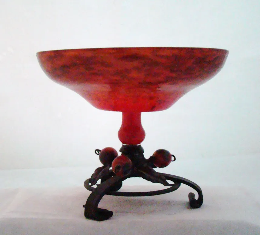 Hermoso vidrio firmado Schneider con base decorativa, antiguo.