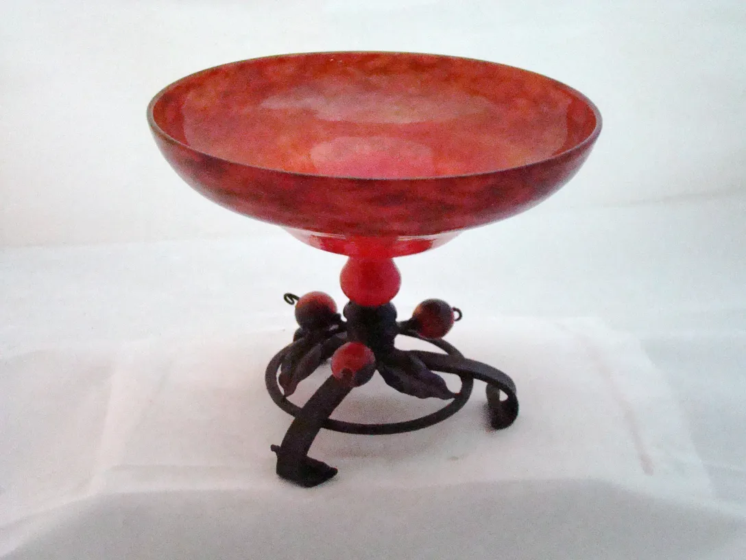 vaso de vidrio rojo con base de metal, firmado Schneider, estilo antiguo