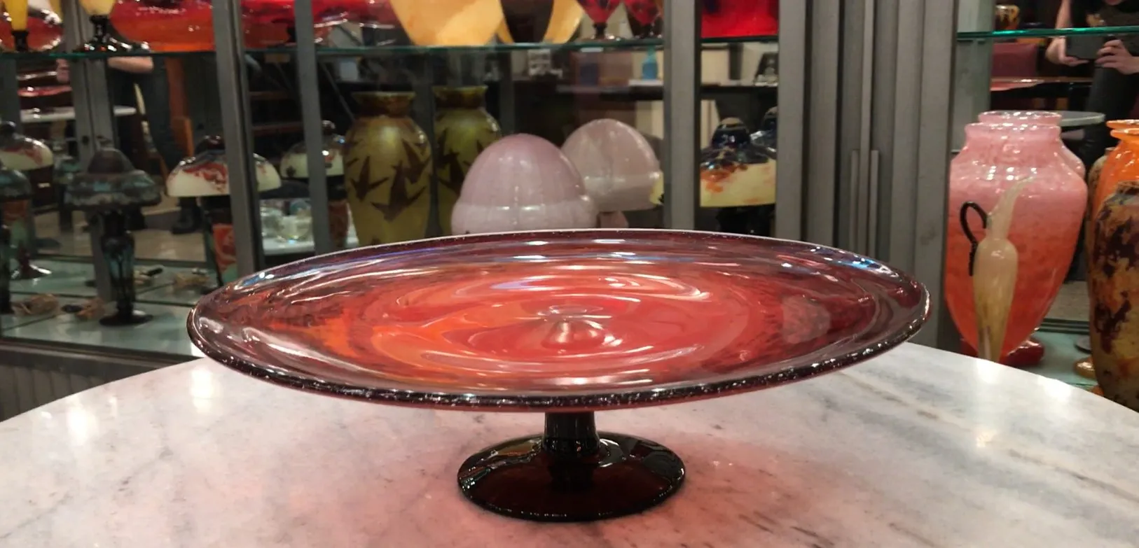 Bonito vidro assinado de Schneider com detalhes em vermelho e base preta.