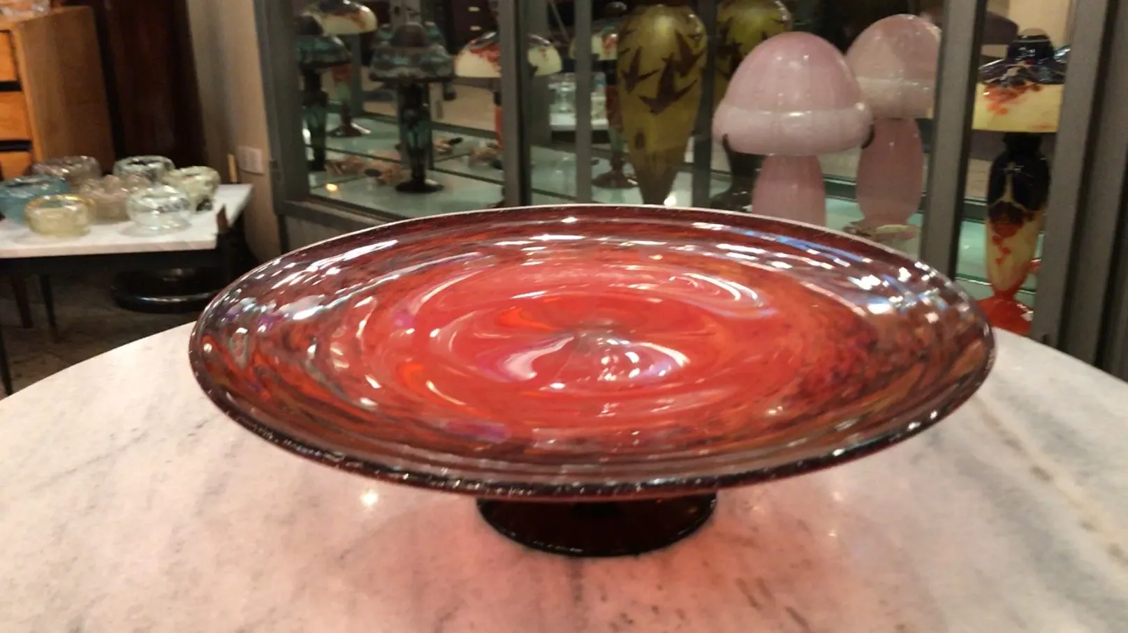 schüssel aus signiertem glas mit spiraldessin und dunklem fuß in antikenausstellung