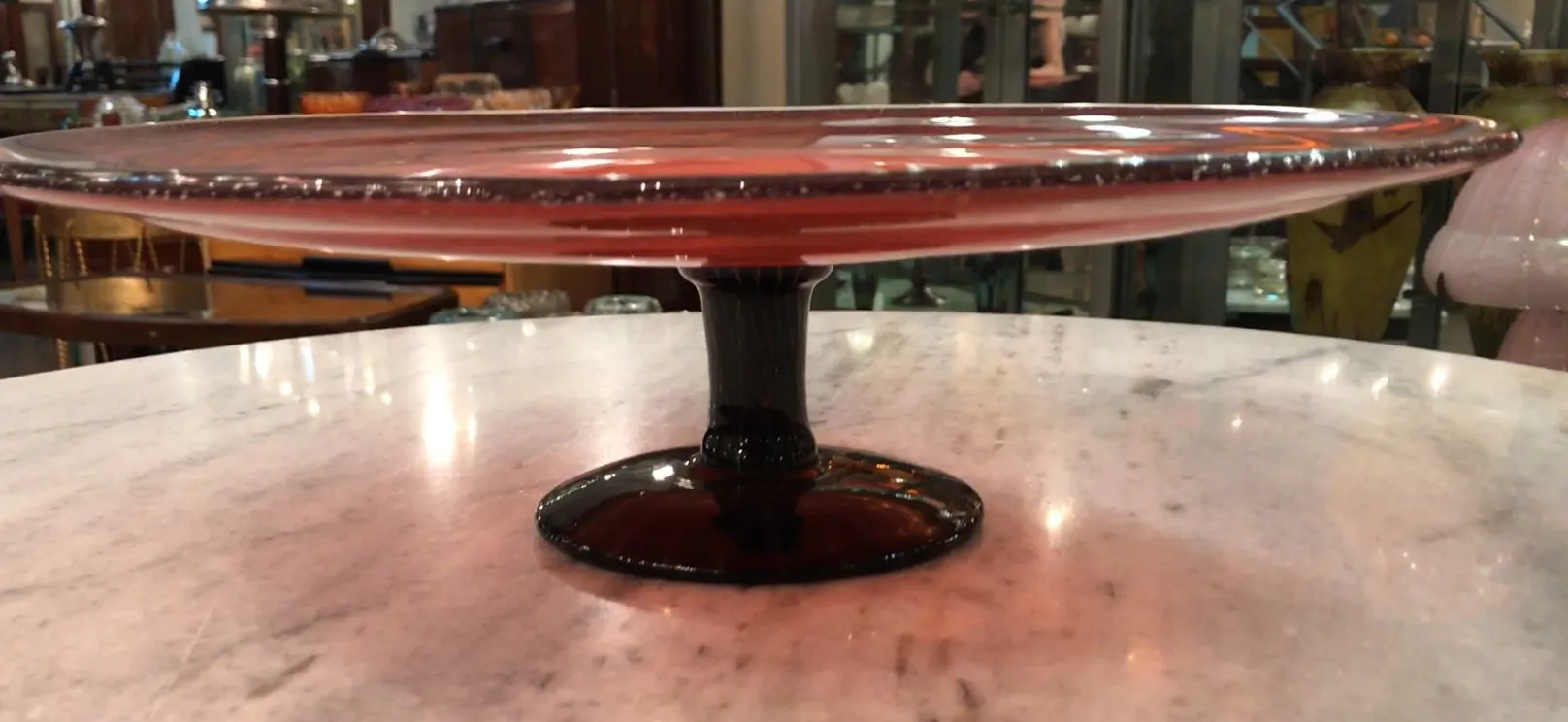 vetro antico con base, decorazione colorata, ambiente vintage