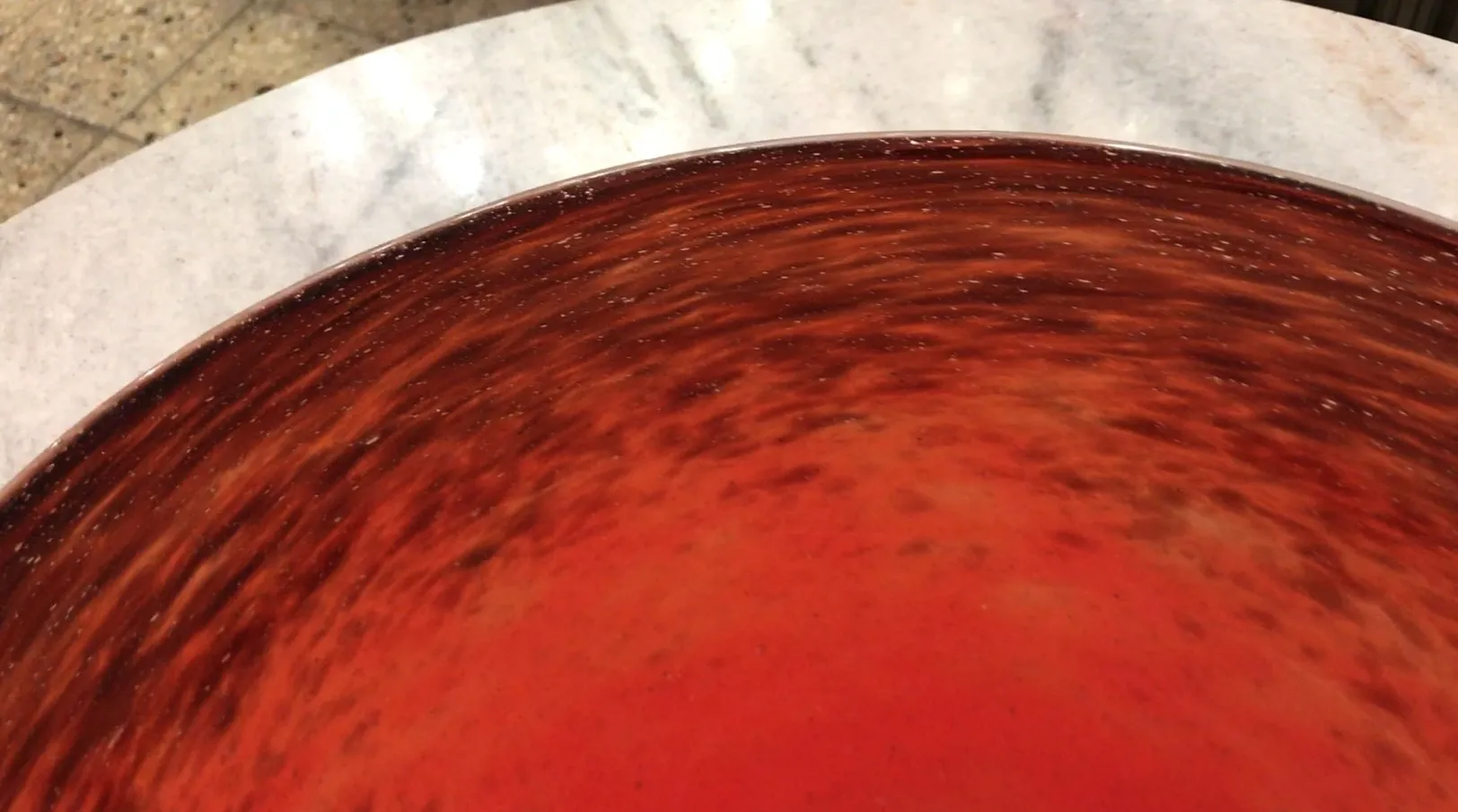 Verre signé rouge Schneider, détail visuel, antiquité