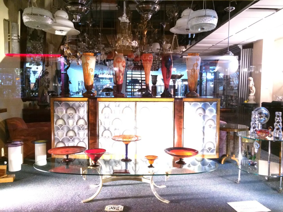 带有装饰图案的签名玻璃，展出在玻璃橱柜里