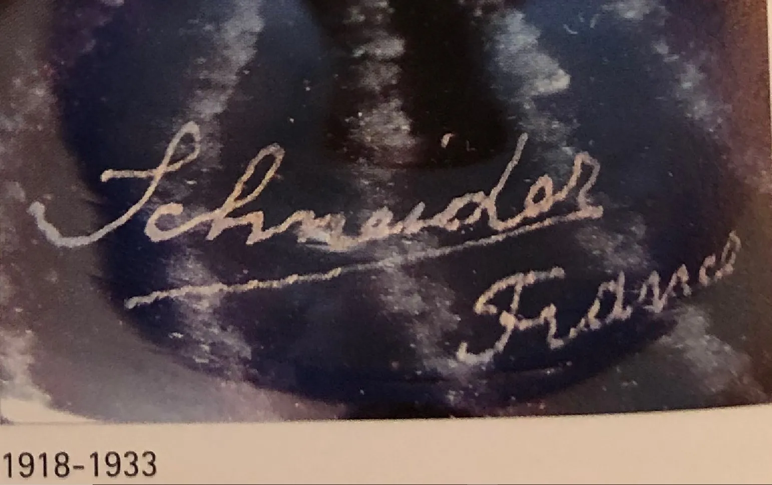 Vidrio firmado de Schneider en fondo oscuro, bebida en el interior
