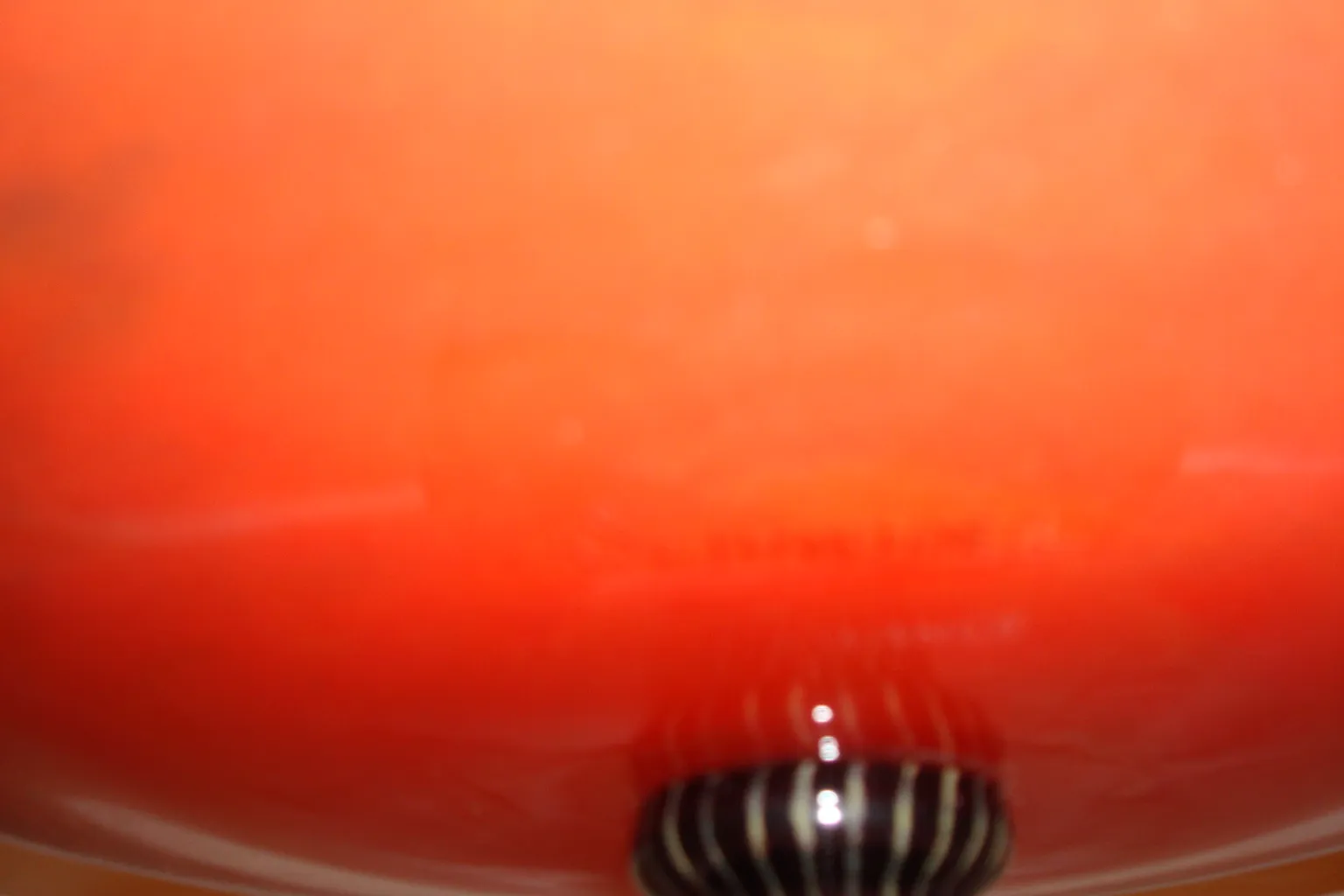 Vidro antigo assinado por Schneider, colorido e elegante.