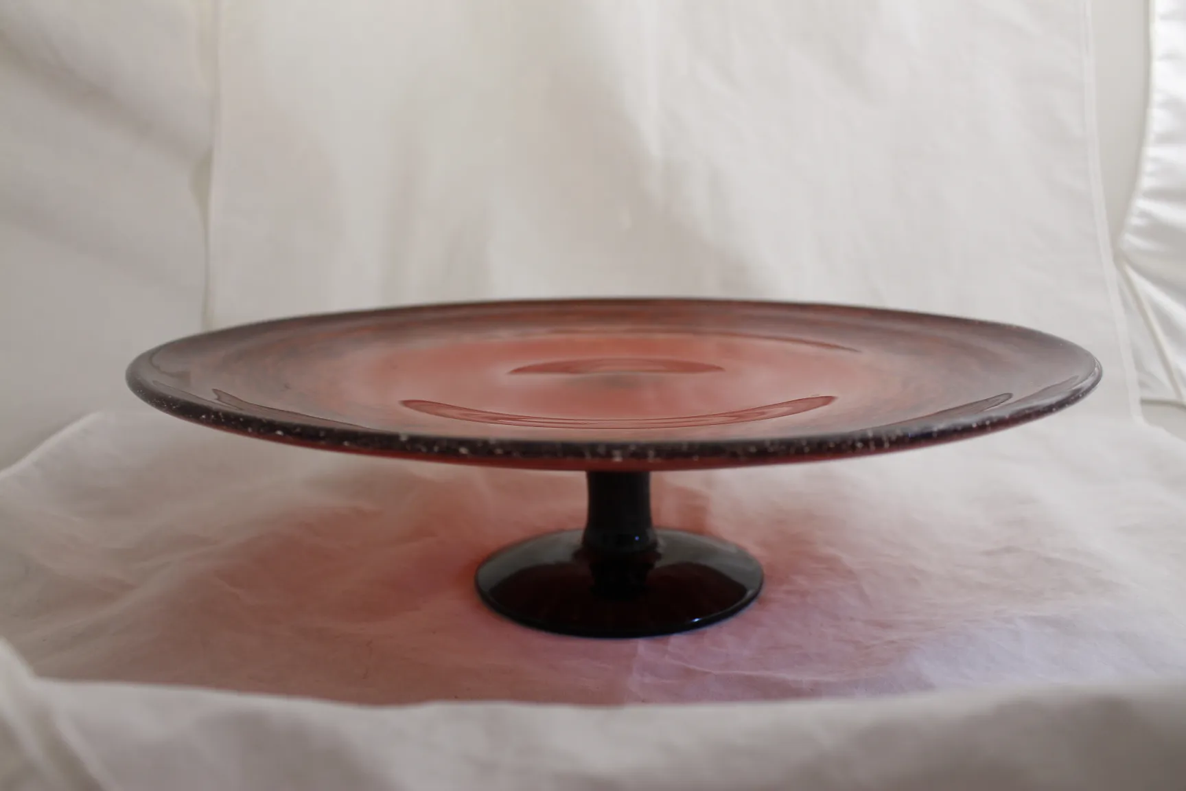 Vetro antico firmato da Schneider in rosso, con base scura.