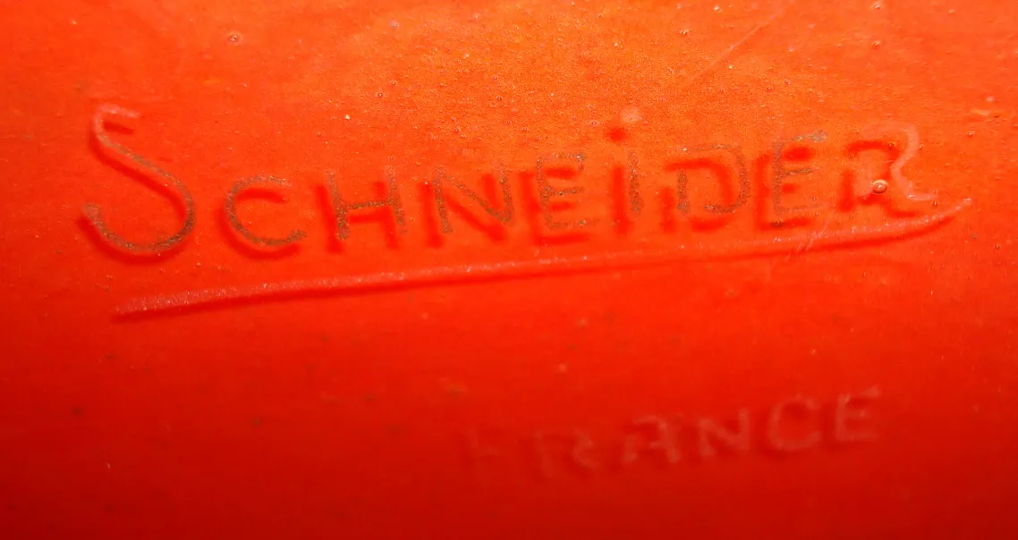 Vetro firmato Schneider in un contesto antico