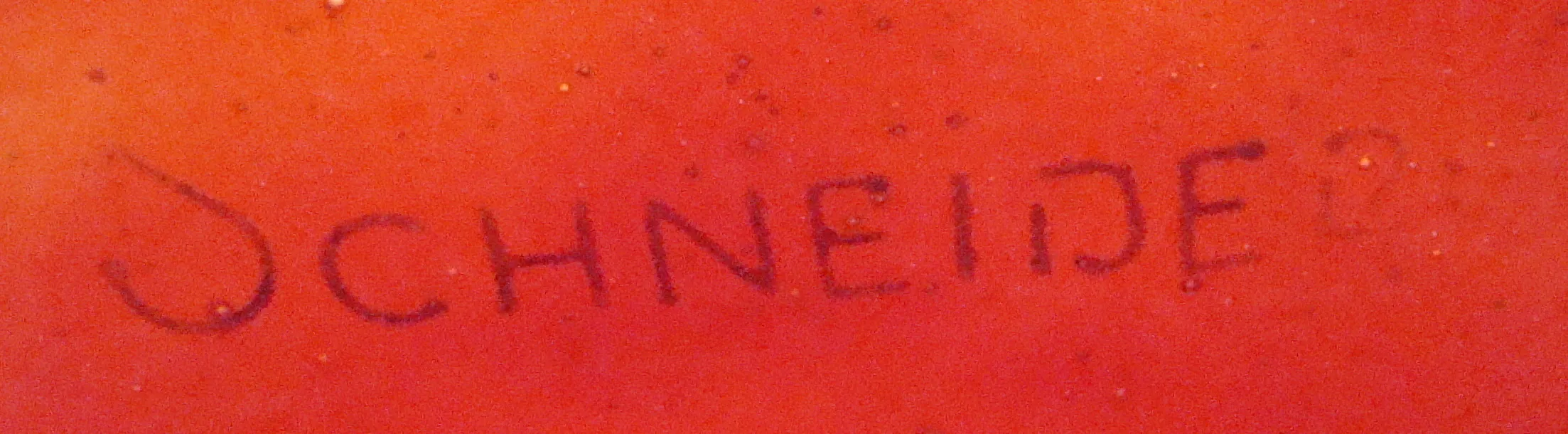 Vidro antigo assinado por Schneider em vermelho com detalhes.