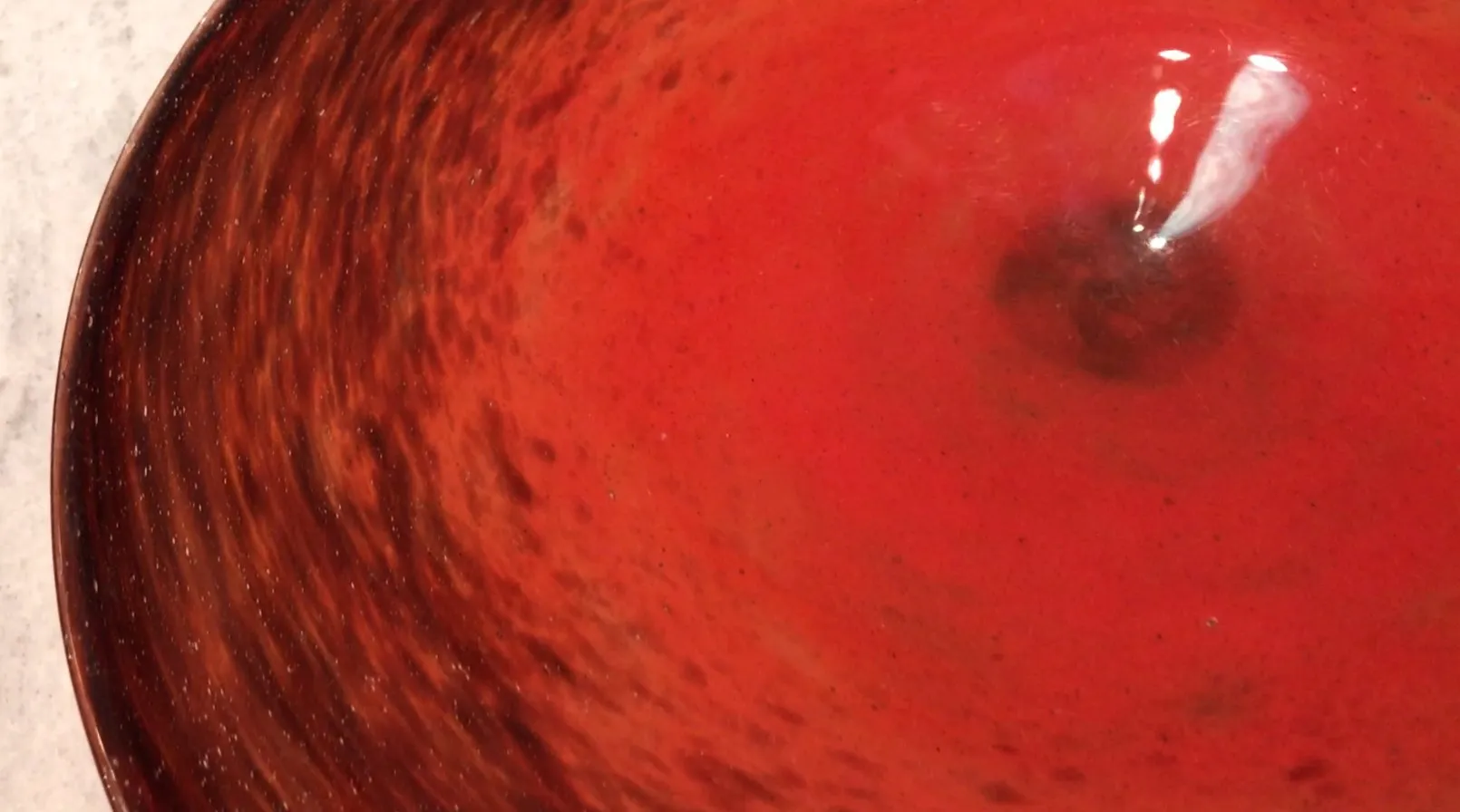 Vidrio antiguo con firma de Schneider en un color vivo y detalles artísticos