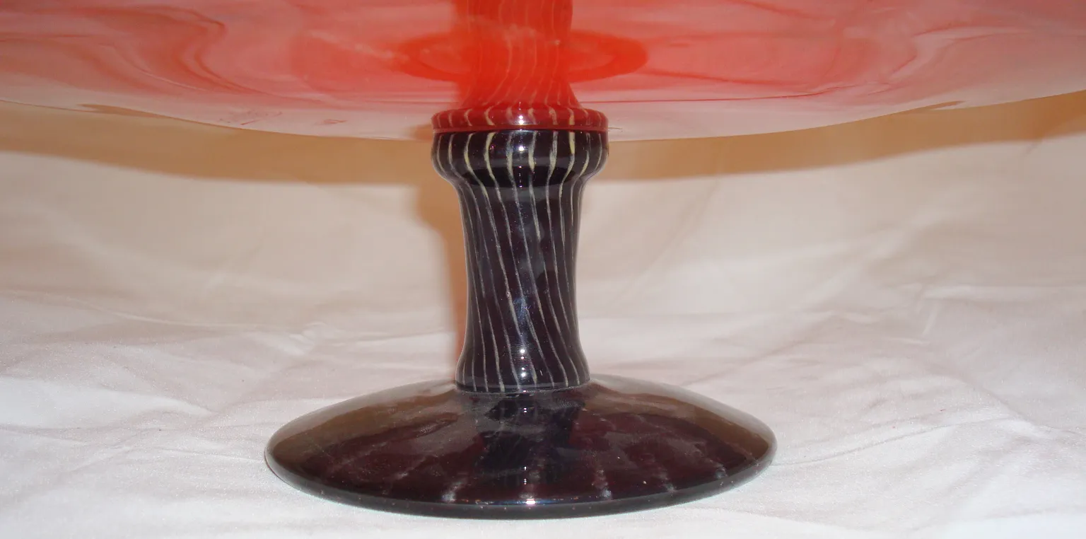 base de vidrio con diseño estilizado en color oscuro