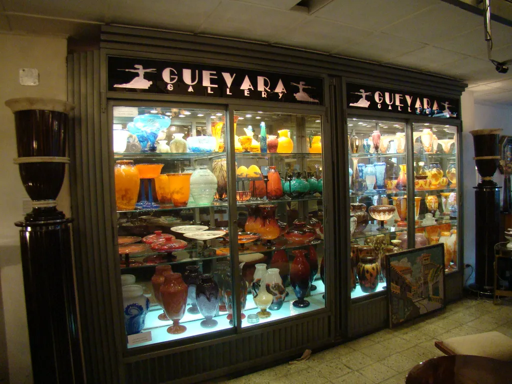 verre signé par schneider exposé parmi les antiquités