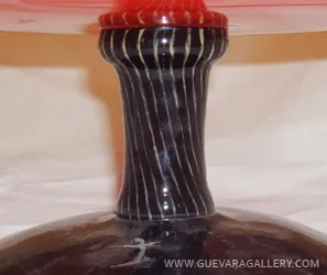 signiertes Glas mit klarem Sockel und roten Details, antiker Stil