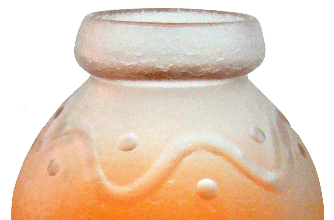 Verre ancien signé par Schneider avec un design lisse, art français.