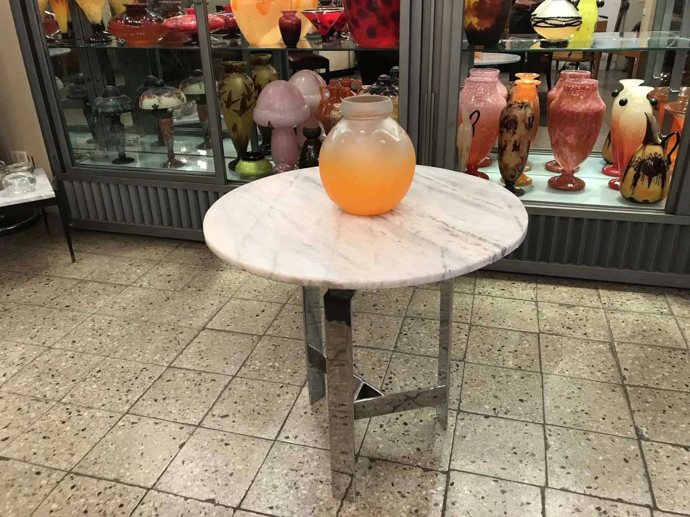 Vetro firmato (Schneider) (francese) su un tavolo con decorazioni antiche