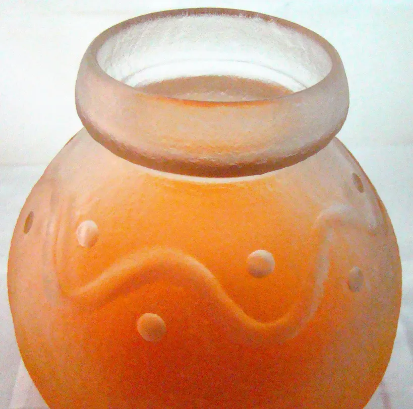 Vidro assinado Schneider com design ondulado, cor pêssego.