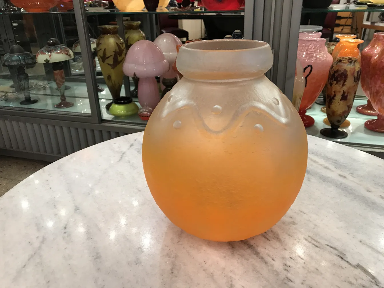 带经典设计的橙色签名玻璃