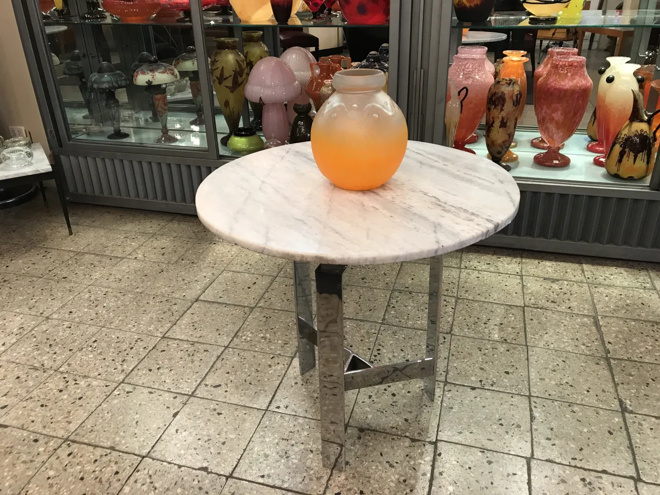 Verre ancien signé Schneider dans un environnement d'antiquité.