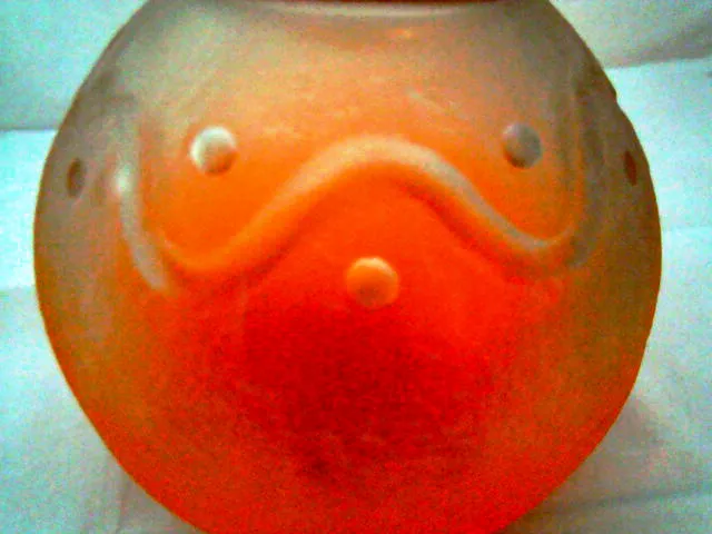 Vidrio firmado Schneider con tonos naranjas, antigüedad destacada.