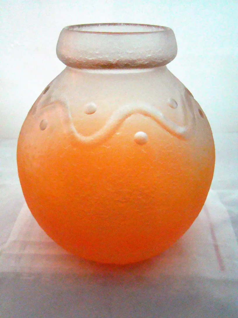 verre aux tons orangés avec détails décoratifs