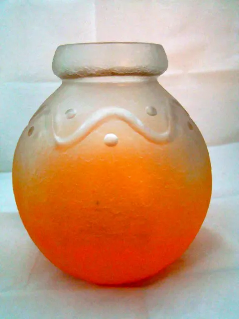 Vidro assinado Schneider em tons de laranja e branco, com detalhes em relevo.