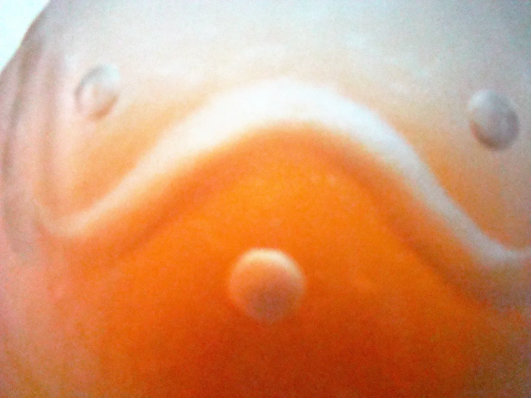 vetro antico firmato con forma distintiva in rosso