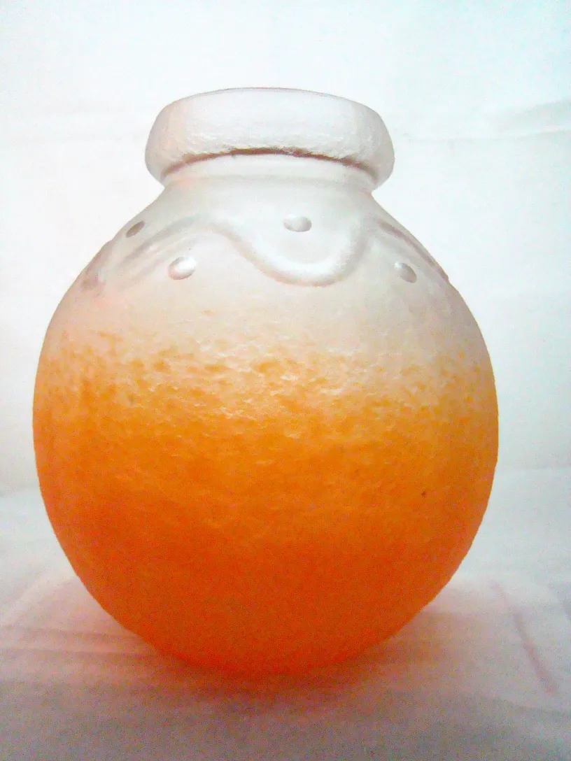 vidro antigo com design de bolhas na parte superior