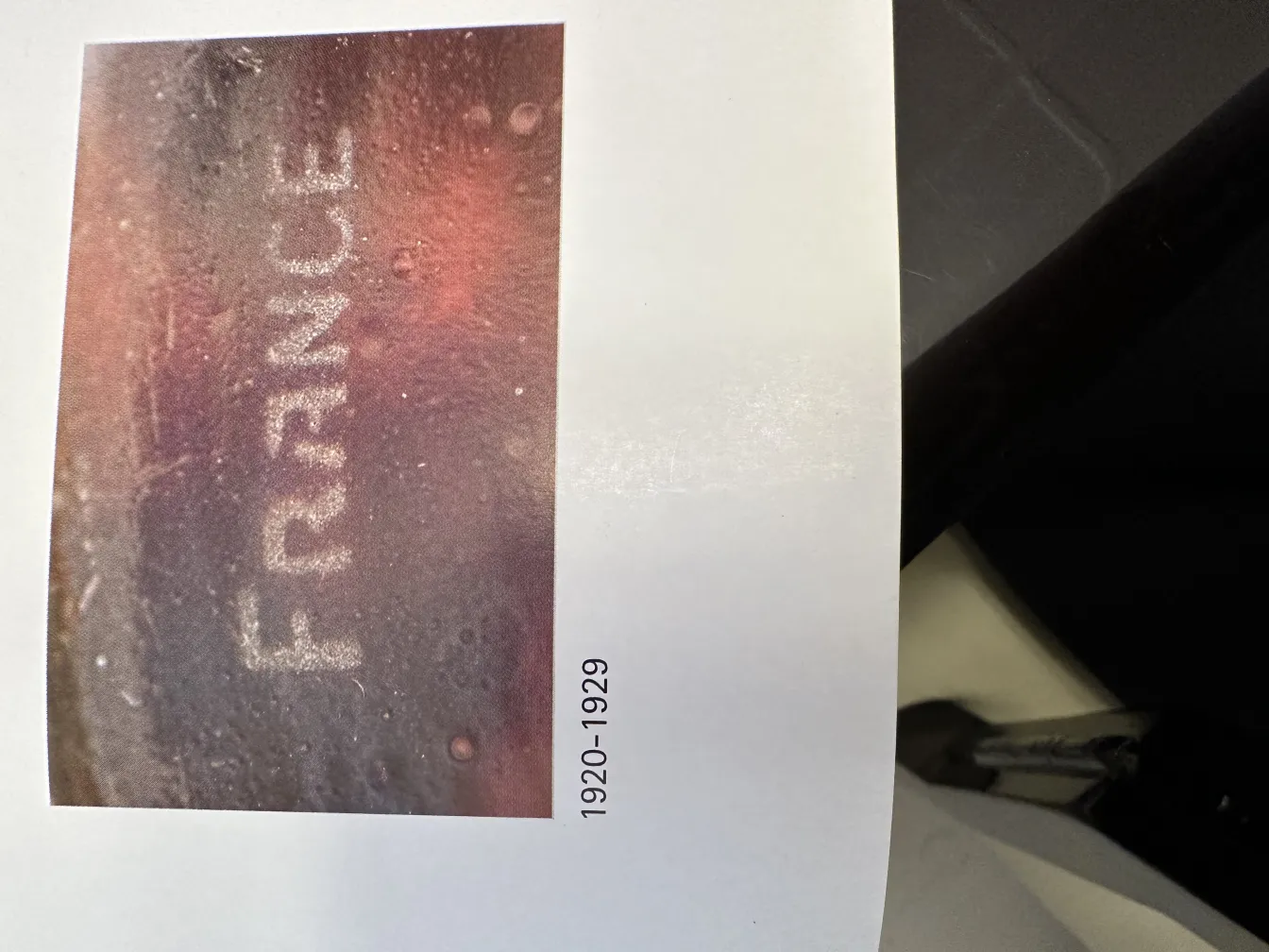 زجاج-قديم-موقع-مع-تفاصيل-بصرية-إعداد-كلاسيكي