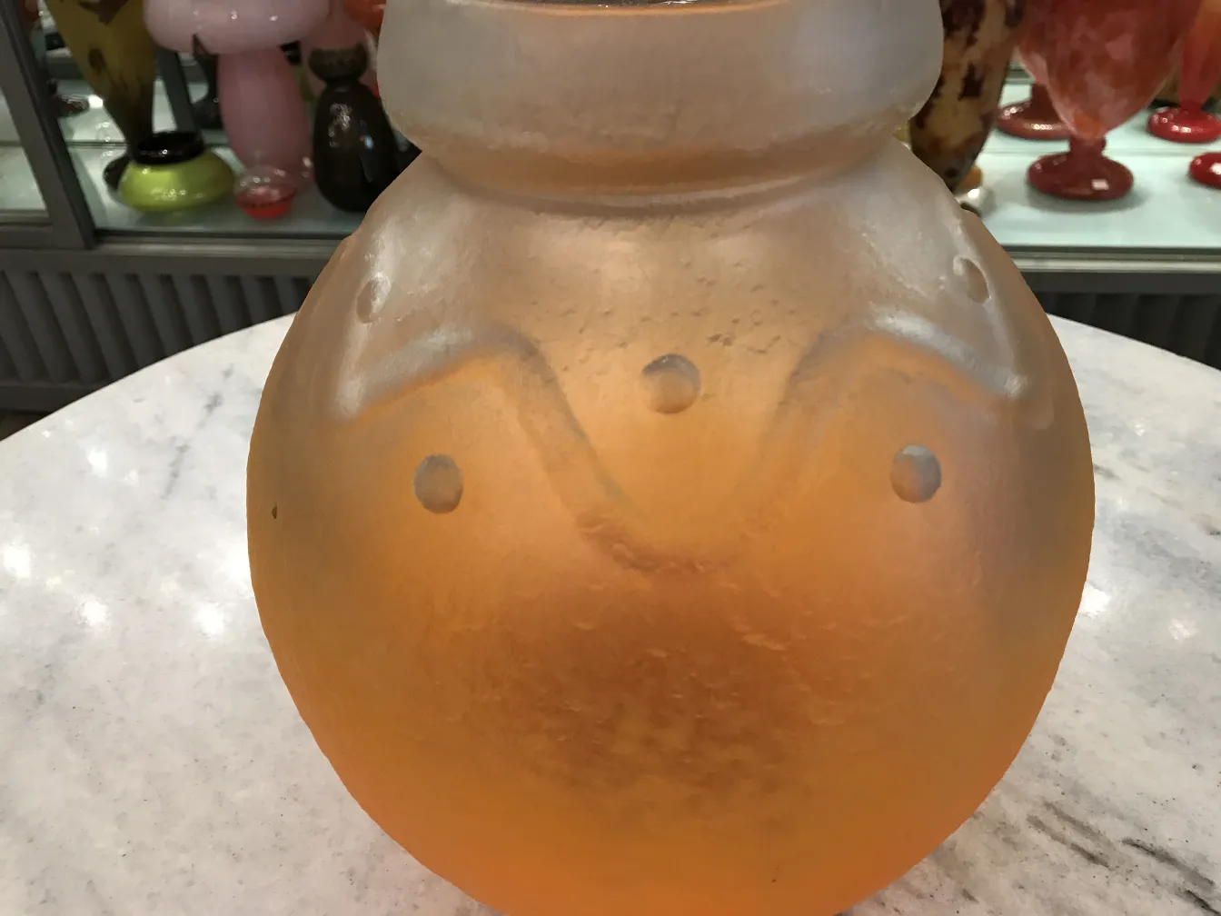 vidro antigo assinado de Schneider com detalhes decorativos