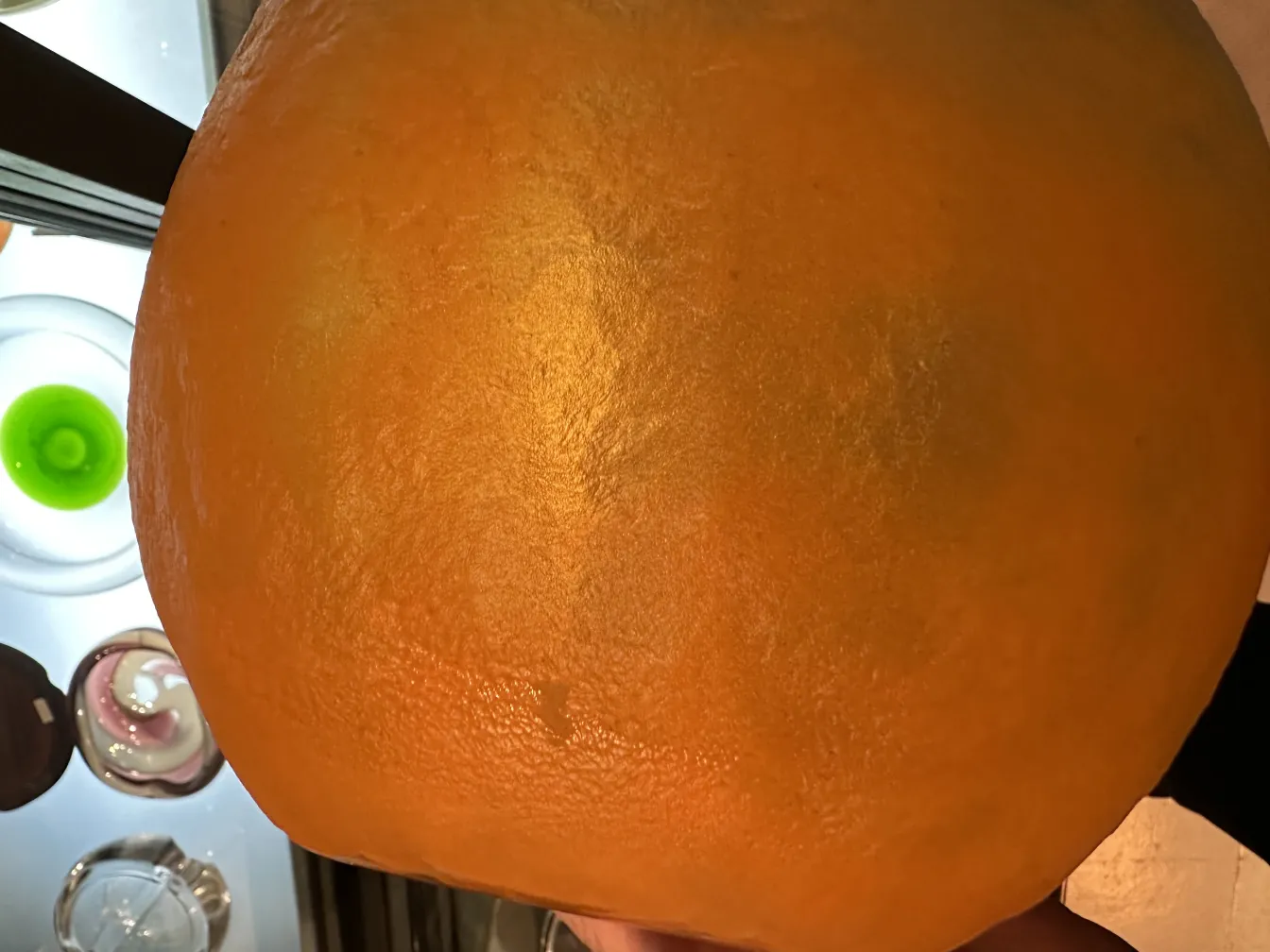 施奈德签名的玻璃上面是黄色的背景