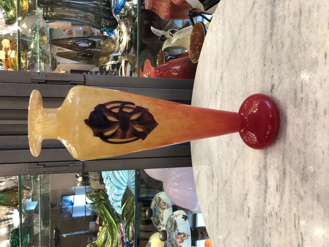 Antike Vase mit dekorativem warmfarbigem Design