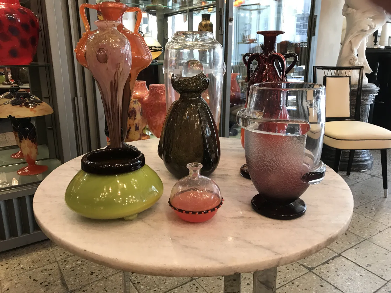 Signiertes Glas von Schneider, dekoratives Antik mit lebendigen Farben.