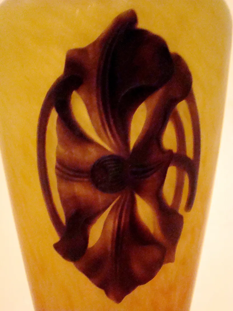 서명된 유리잔(슈나이더), 밝은 배경에 어두운 꽃 디자인, 장식 고전품