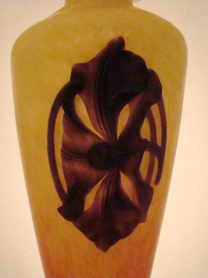 Vidro antigo assinado com design floral escuro.