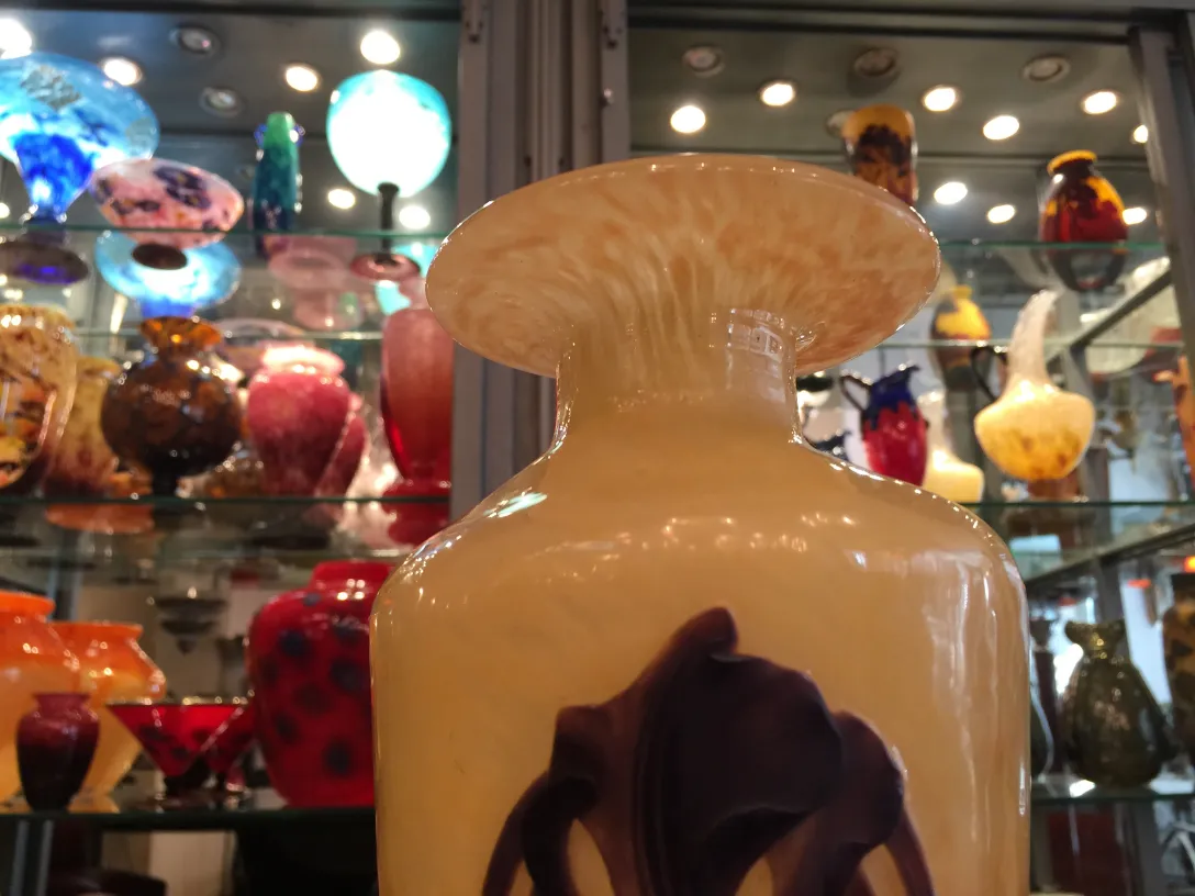 زجاج موقّع قديم سنايدر بتصميم زخرفي محاط بزهور ملونة.