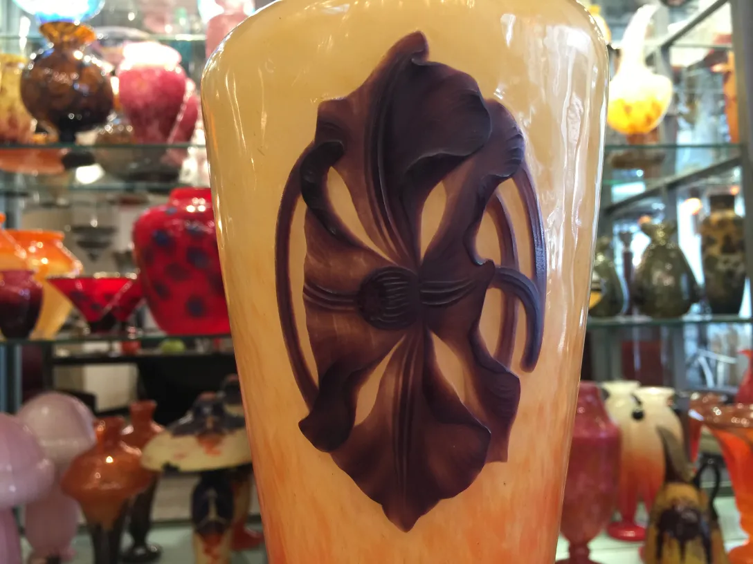 Schönes signiertes Glas Schneider mit floralen Mustern in warmen Tönen, Teil einer Antikensammlung.