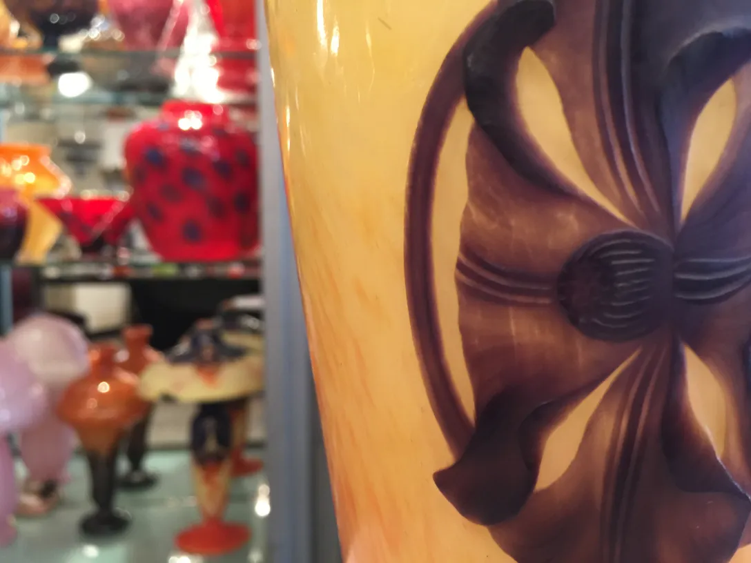 Signiertes Glas von Schneider mit auffälligem Design, farbenfrohem Hintergrund.