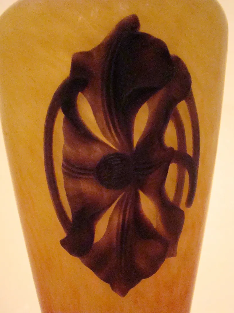 زجاج قديم بتصميم بني وأصفر، توقيع واضح.