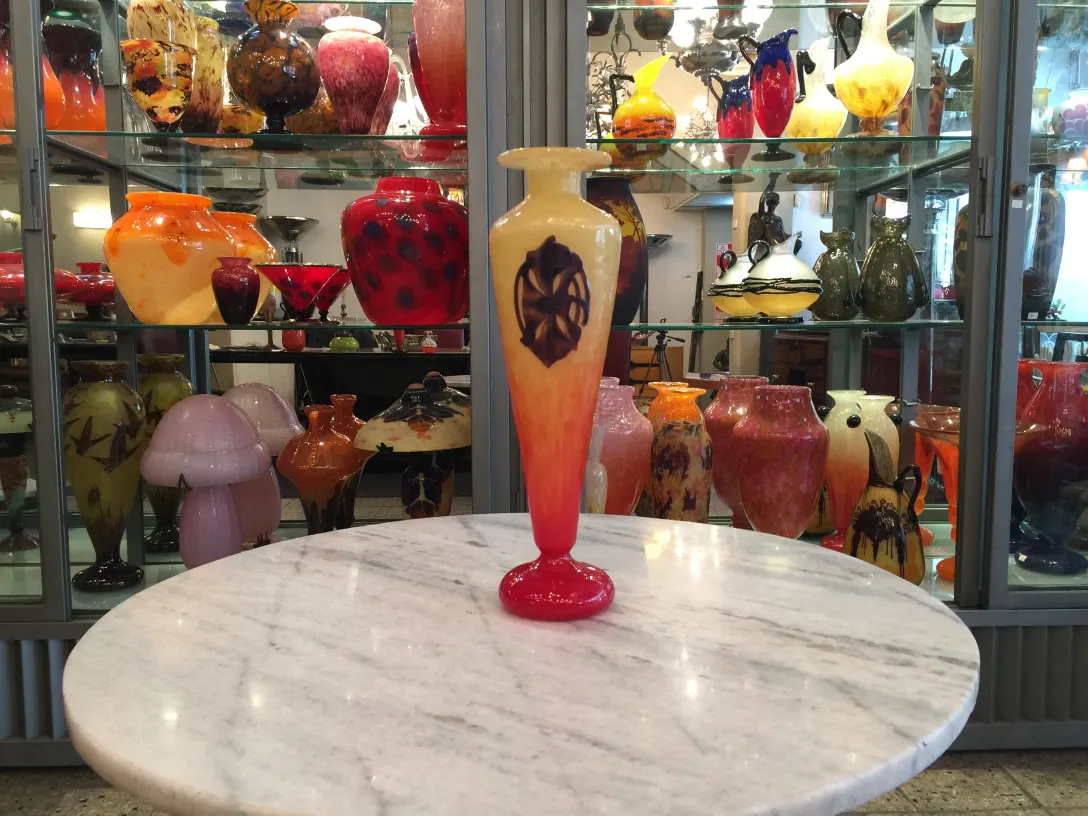 Vaso antigo de vidro assinado com design Schneider