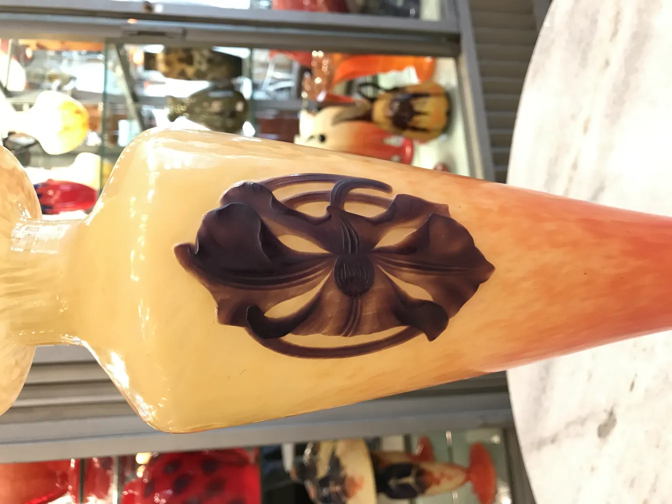 Vaso di vetro antico firmato Schneider con motivo floreale