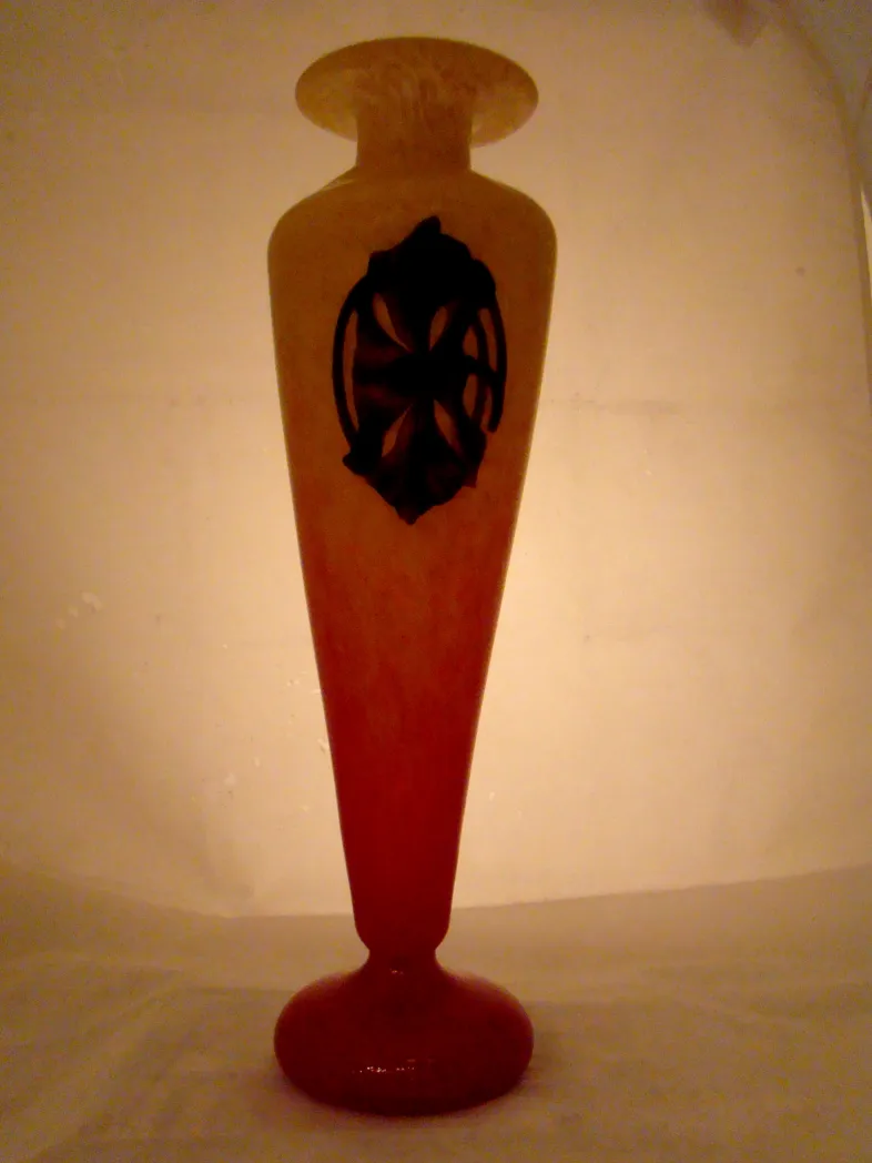 vase aus signiertem glas von schneider mit schwarzen verzierungen, gelb-roter verlauf