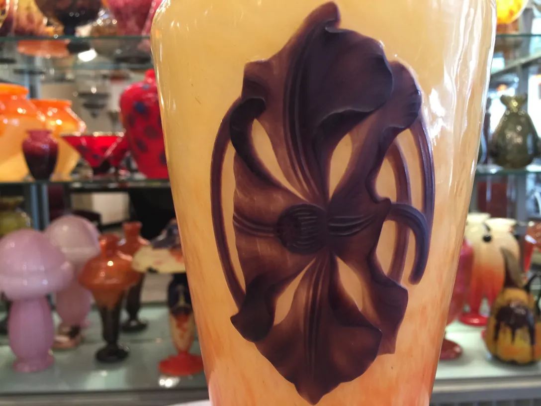 vaso de vidro antigo assinado por Schneider com design floral