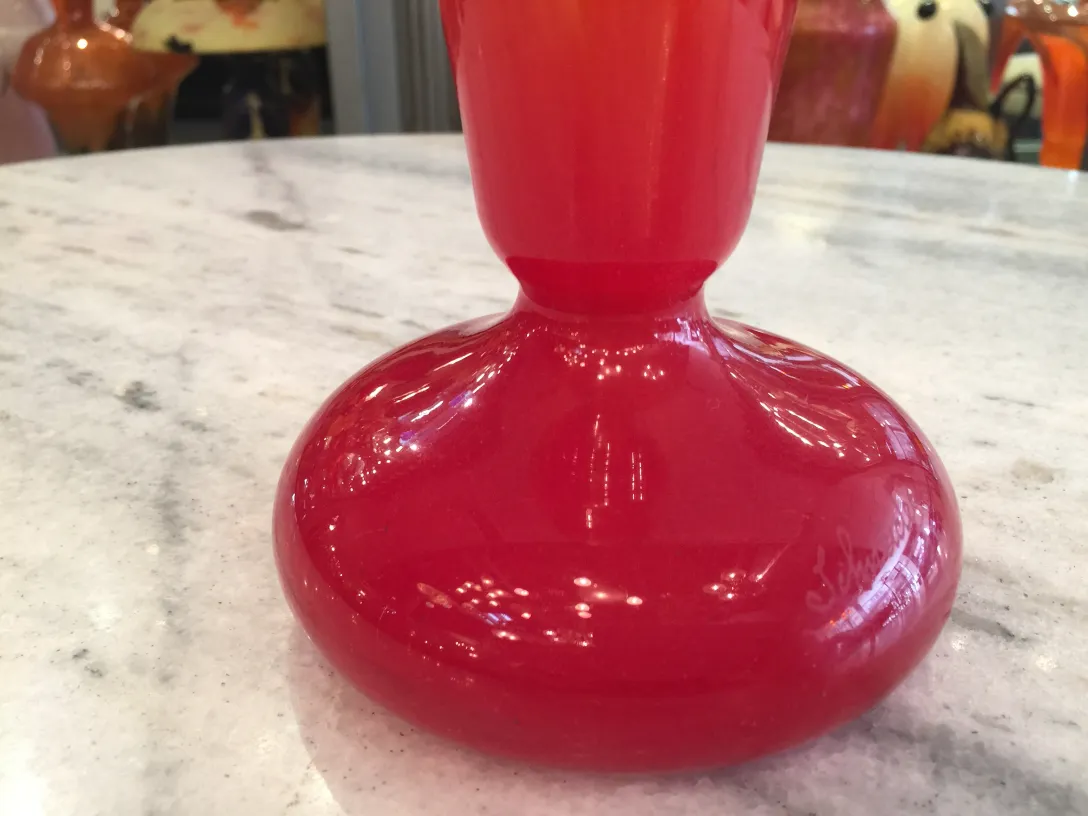 Verre rouge ancien avec signature de Schneider à la base