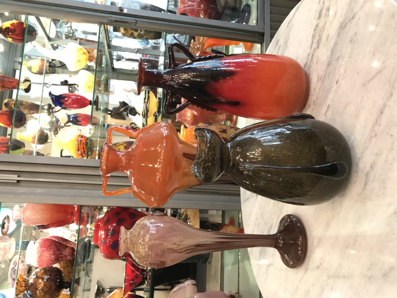 beaux vases en verre en vitrine, y compris un design signé