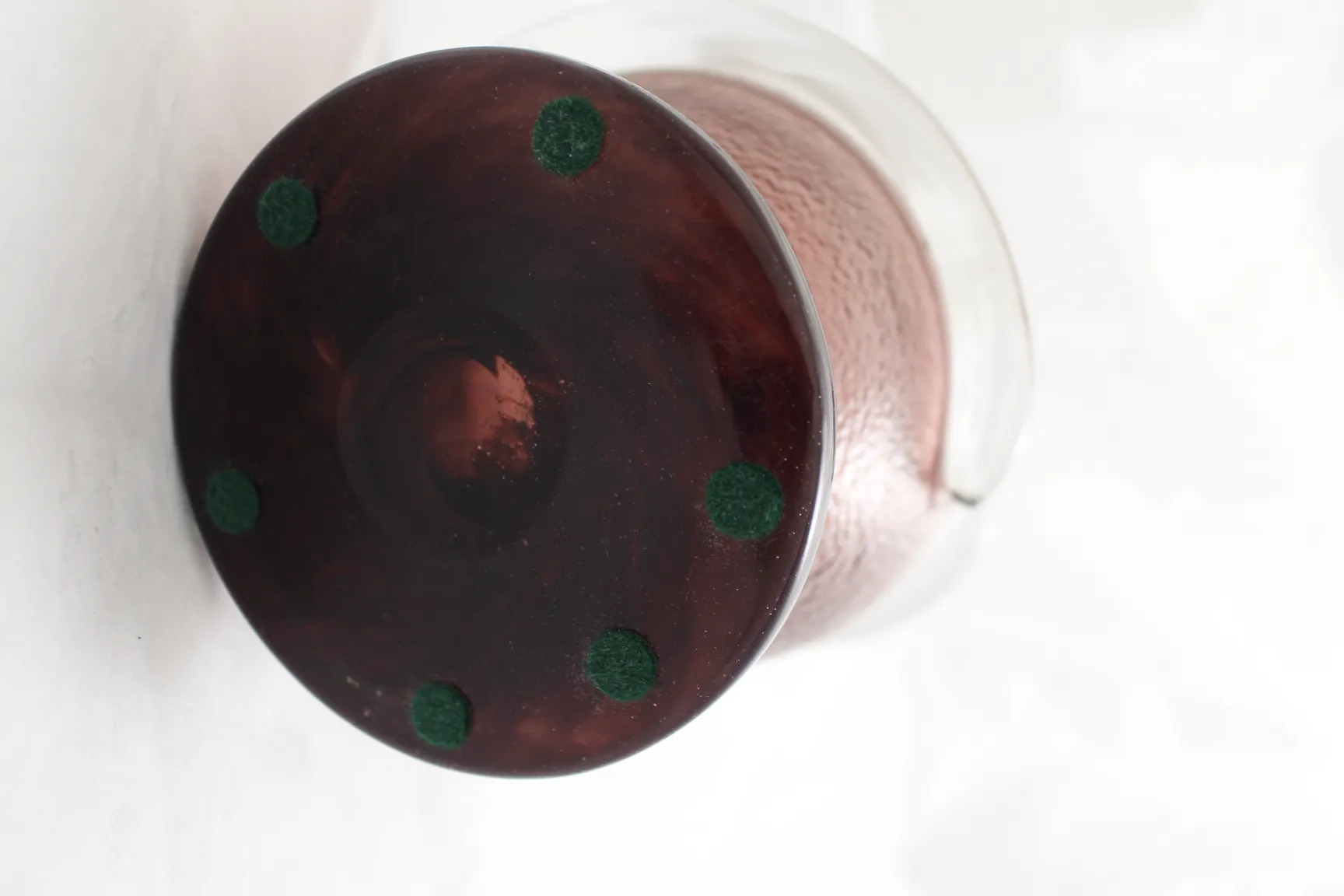 زجاج موقّع من شناكيد، قاعدة دائرية، لون وردي.